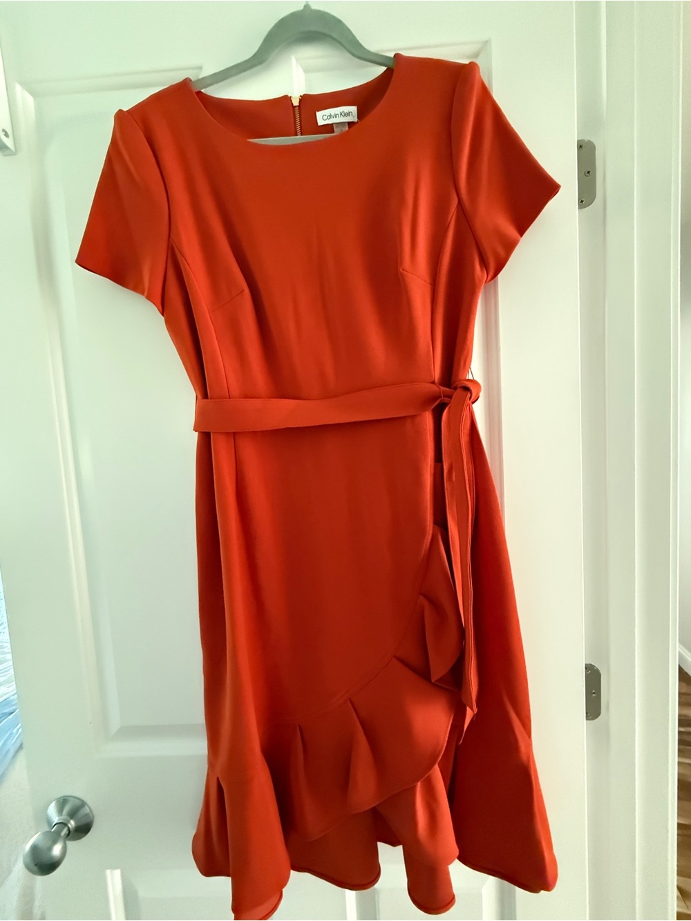 NET Calvin Klein Short-Sleeve Belted Ruffle Dress burnt Orange